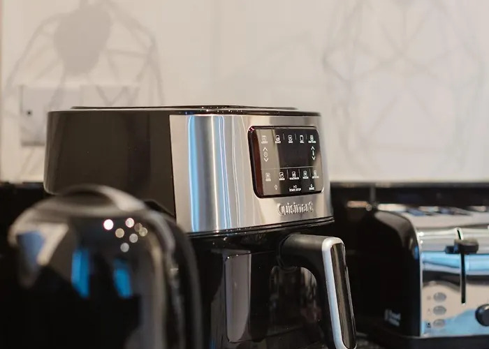 3 Bedroom House In Salford - Sleeps 6 Guests, Contractors, Groups, Families, Business, Leisute & Relocation Welcome, 15 Minutes From Centre, Fast Wi-fi, Smart Tv In Each Bedroom & Free Parking, Long And Short Welcome Casa vacanze Manchester