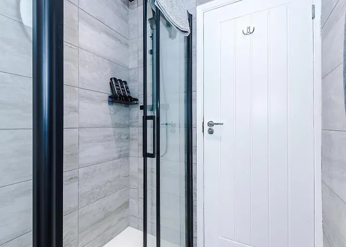 Дом отдыха Stylish 2br House For 4 In With Parking