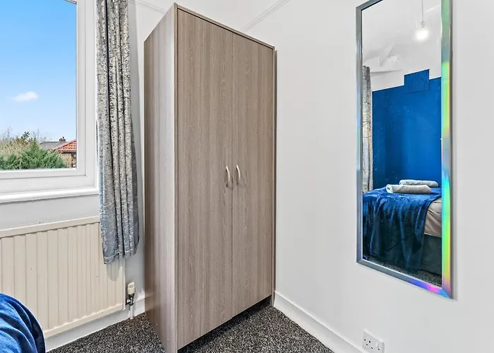 Luxury Group - - Sleeps 9