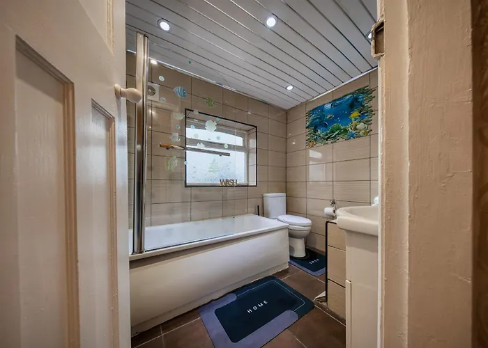 3 Bedrooms Sleeps 7 Free Parking Prázdninový dům