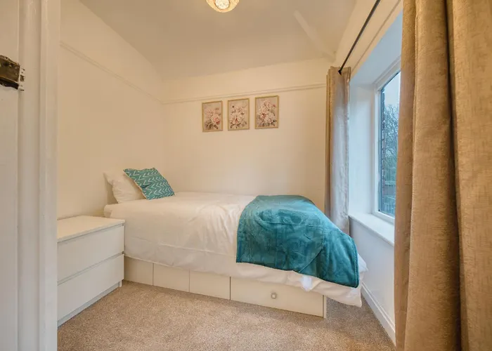 3 Bedrooms Sleeps 7 Free Parking