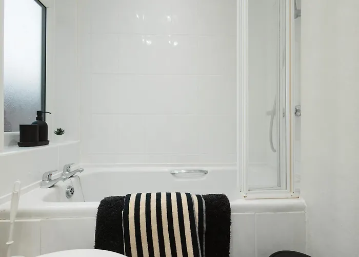 3 Bedroom House In Salford - Sleeps 6 Guests, Contractors, Groups, Families, Business, Leisute & Relocation Welcome, 15 Minutes From Centre, Fast Wi-fi, Smart Tv In Each Bedroom & Free Parking, Long And Short Welcome