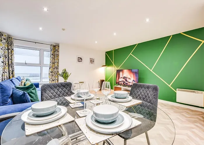 Pinecone - Centre * Mánchester