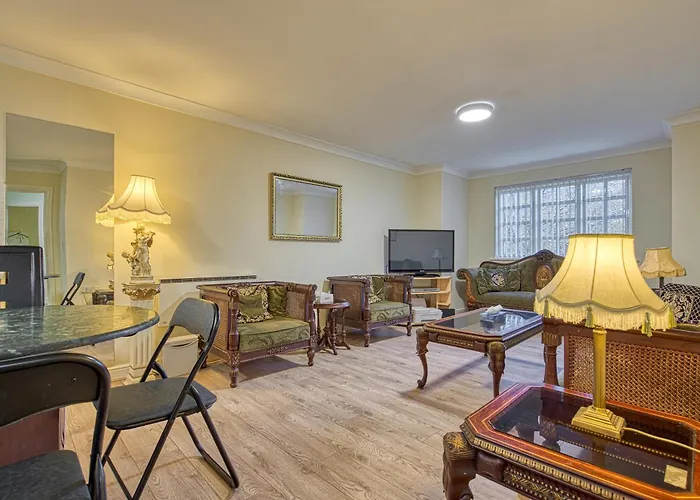 Spacious Free Parking Victoria Park - Pass The Keys Apartment