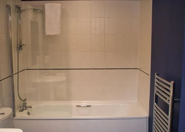 Spacious 2bdr By Torr Group Short Lets & Serviced With Free Underground Allocated Parking Apartament