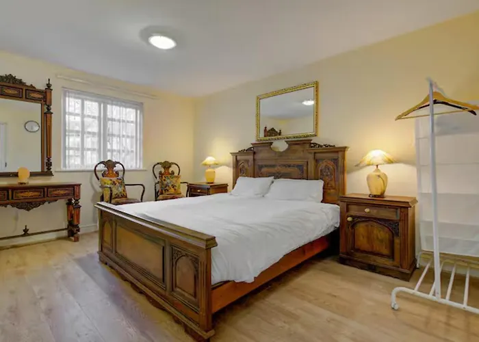 Spacious Free Parking Victoria Park - Pass The Keys Apartment *