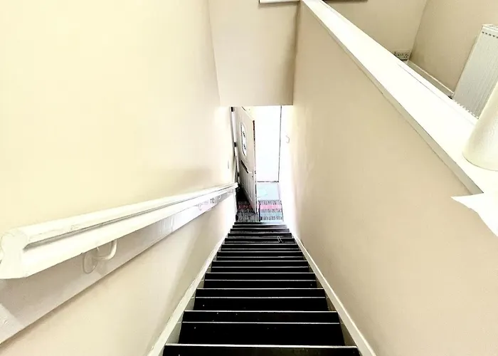 Spacious 2-bed Near Centre 아파트