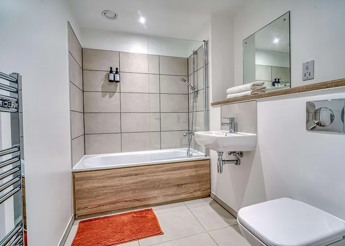 1-br Flat In Eccles - 1 Minute Walk To Train & Tram Station - Sleeps 3 * Manchester