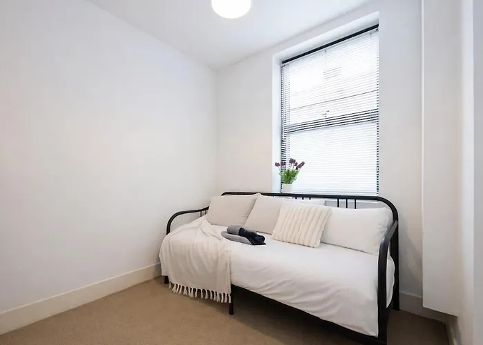 Stylish & Modern 3br - Garden, Parking & Ps5 مانشستر