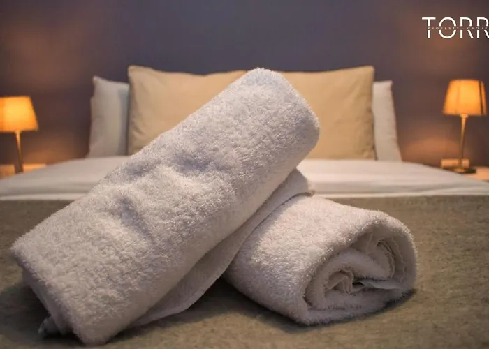 Spacious 2bdr By Torr Group Short Lets & Serviced With Free Underground Allocated Parking Apartament