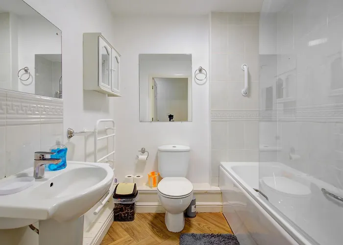 Spacious Free Parking Victoria Park - Pass The Keys Apartment *