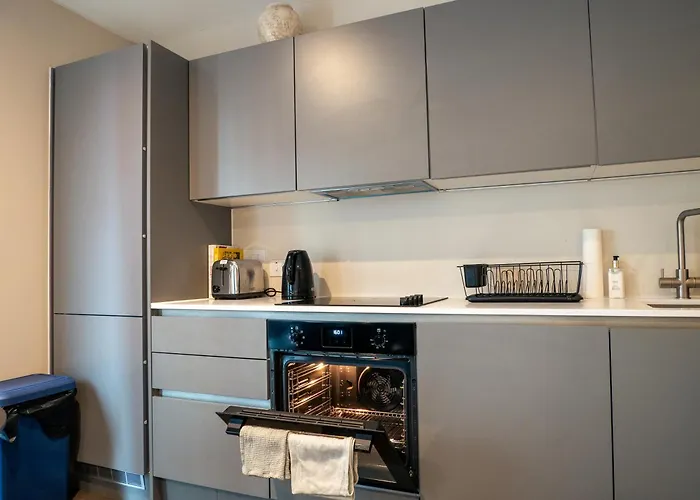 Equinox 5 Mins From Victoria Station