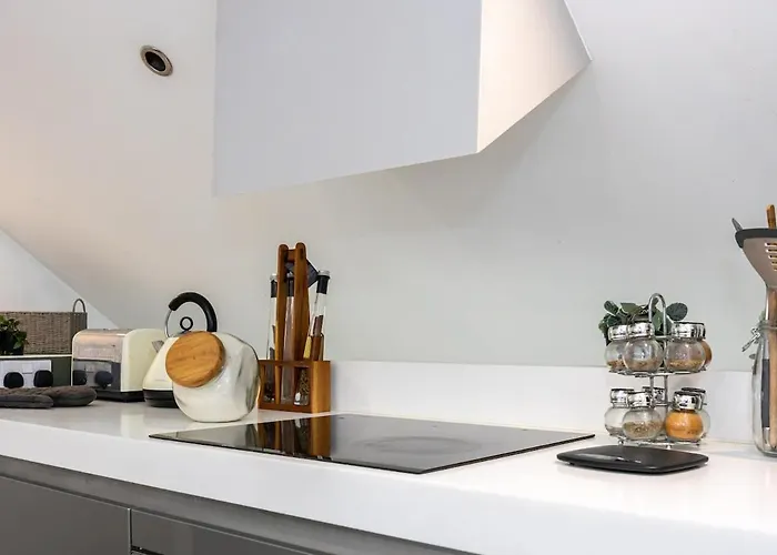 Stylish & Modern 3br - Garden, Parking & Ps5