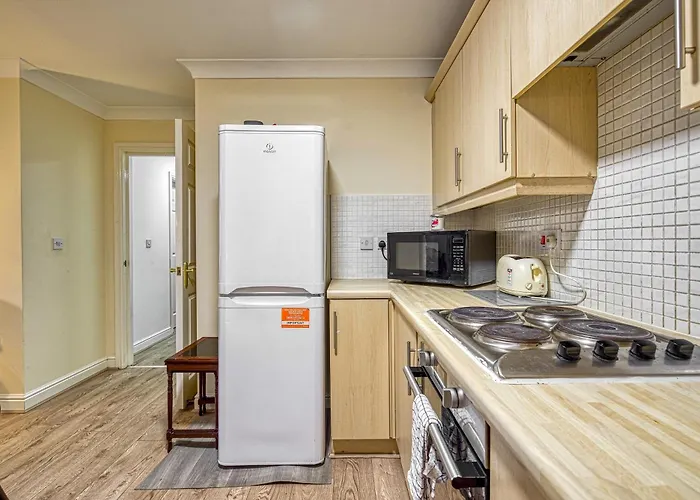 Spacious Free Parking Victoria Park - Pass The Keys Apartment