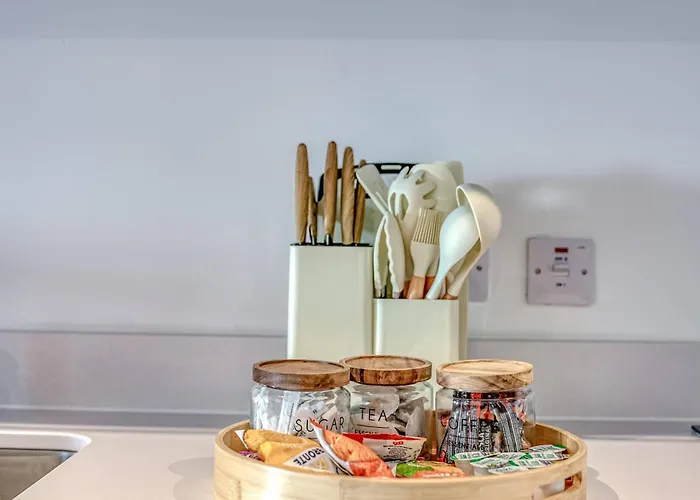 1-br Flat In Eccles - 1 Minute Walk To Train & Tram Station - Sleeps 3 Lägenhet *