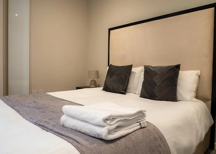 Equinox 5 Mins From Victoria Station