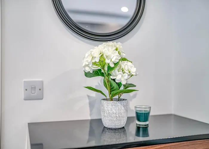 1-br Flat In Eccles - 1 Minute Walk To Train & Tram Station - Sleeps 3 Lägenhet *