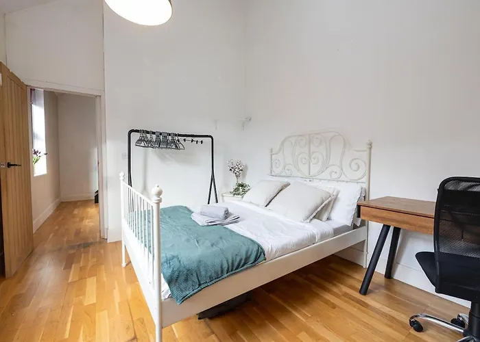 شقة Stylish & Modern 3br - Garden, Parking & Ps5 مانشستر