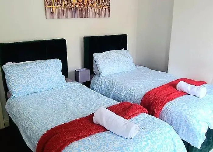 Casa de Férias Business Friendly 2br House Sleeps 5, Wi-fi, Workspace & Free Parking *