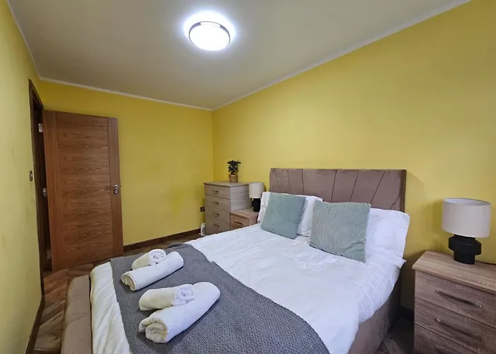 Near Old Trafford Modern 4br House For 7 Guests * Manchester