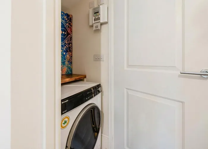 Family-friendly 4-bedroom House In Moston With Parking And Garden Semesterbostad Manchester