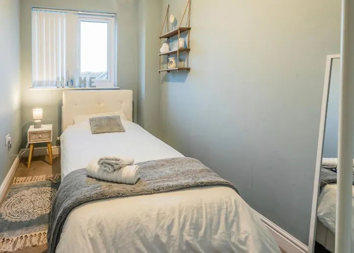 Semesterbostad Family-friendly 4-bedroom House In Moston With Parking And Garden