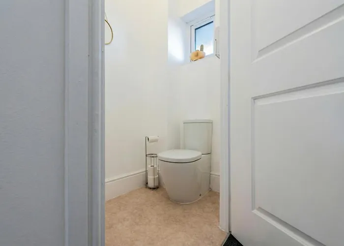 Semesterbostad Family-friendly 4-bedroom House In Moston With Parking And Garden