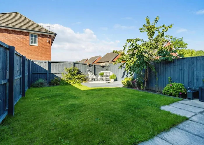 Semesterbostad Family-friendly 4-bedroom House In Moston With Parking And Garden *