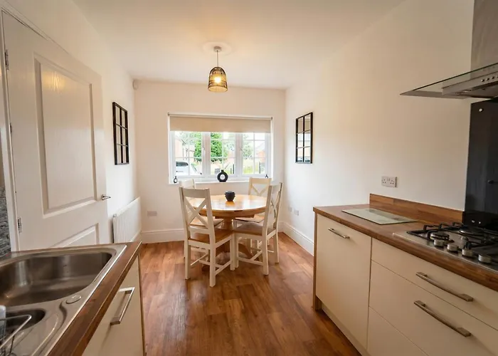Semesterbostad Family-friendly 4-bedroom House In Moston With Parking And Garden Manchester