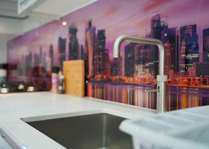 Stylish With Free Parking And Easy Access Manchester