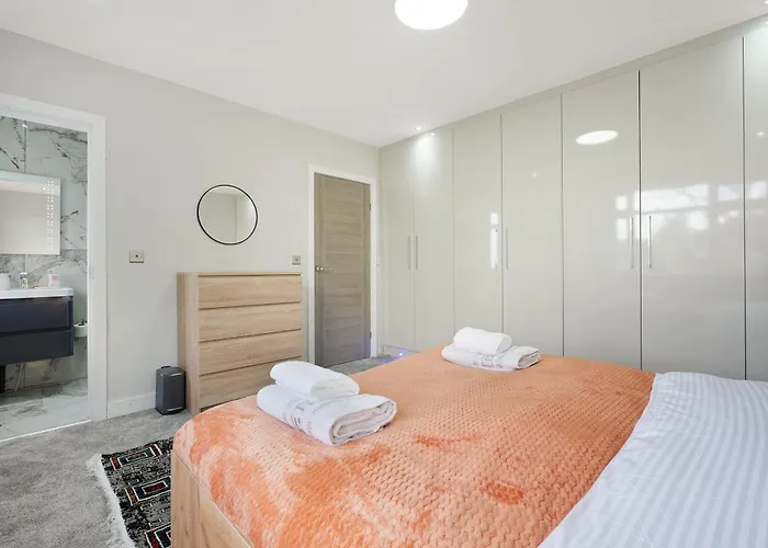 Stylish With Free Parking And Easy Access Manchester