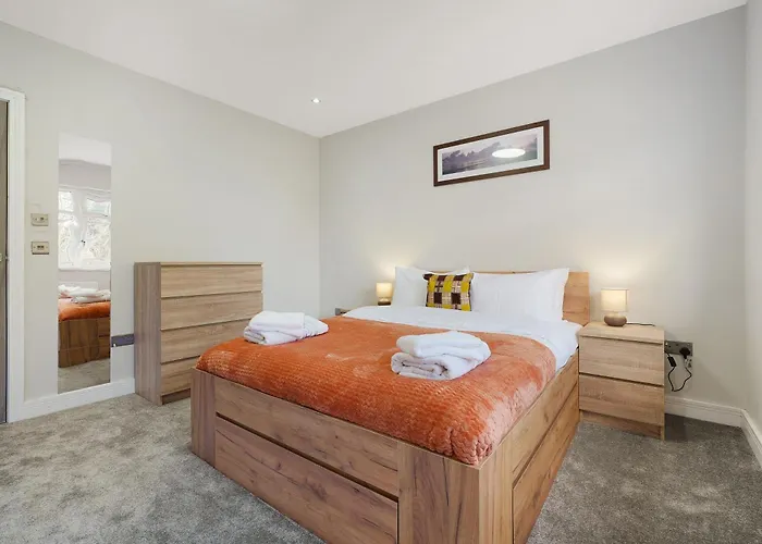 Stylish With Free Parking And Easy Access