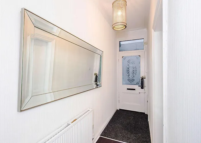 Дом отдыха Oldtrafford - Sleeps 6 - Free Parking - Free Wifi Манчестер