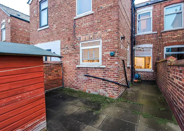 Дом отдыха Oldtrafford - Sleeps 6 - Free Parking - Free Wifi Манчестер