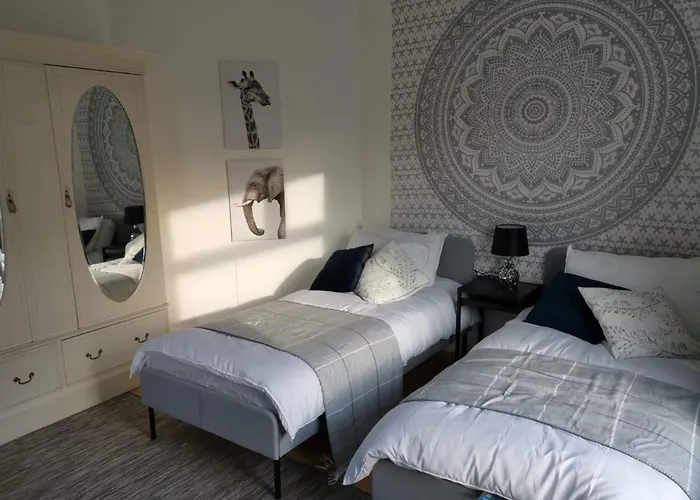 Corner House, Sleeps 8 In 4 Bedrooms, Near Train Station, Great Value! *