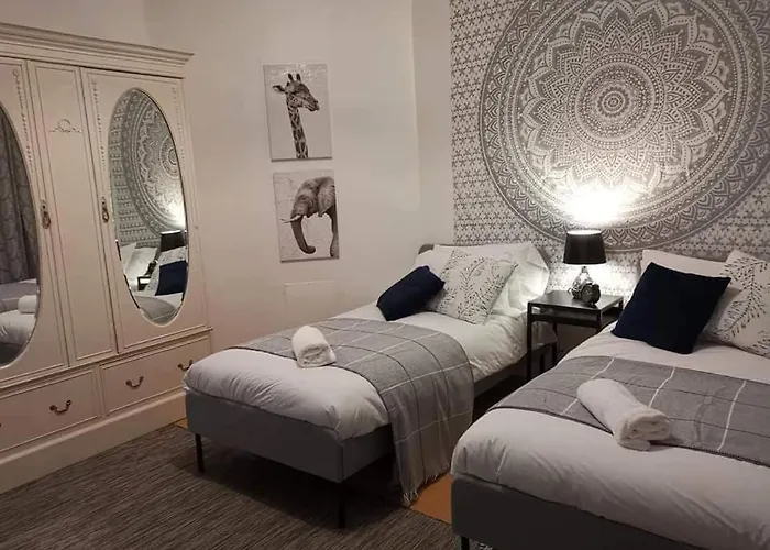 Corner House, Sleeps 8 In 4 Bedrooms, Near Train Station, Great Value! * Manchester