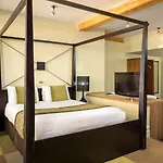 Roomzzz Aparthotel 4*