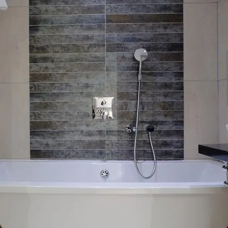 Lägenhetshotell Roomzzz 4*