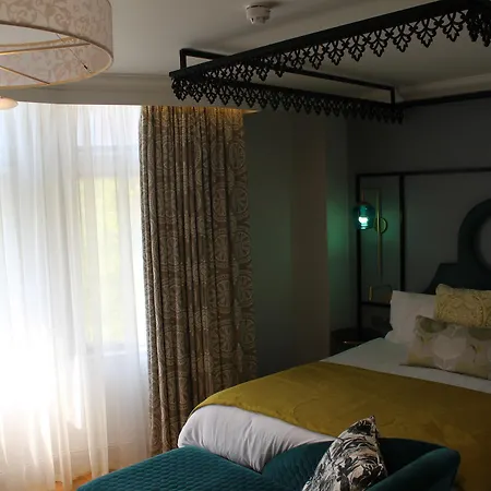The Gardens 3*