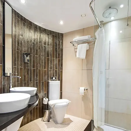 Lägenhetshotell Roomzzz 4*