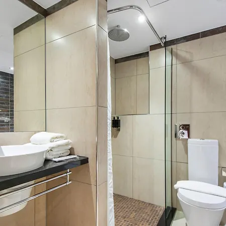 Lägenhetshotell Roomzzz 4*