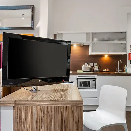 Lägenhetshotell Roomzzz 4*