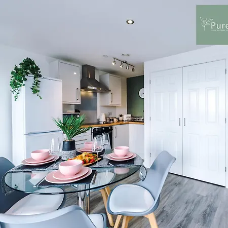 Stunning Two Bed By Purestay Short Lets & Serviced With Free Parking & Wifi