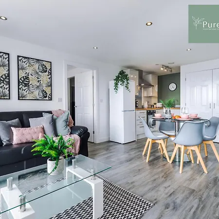 Apartment Stunning Two Bed By Purestay Short Lets & Serviced With Free Parking & Wifi *