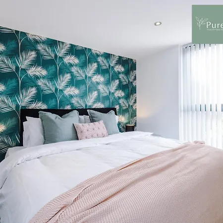Stunning Two Bed By Purestay Short Lets & Serviced With Free Parking & Wifi *