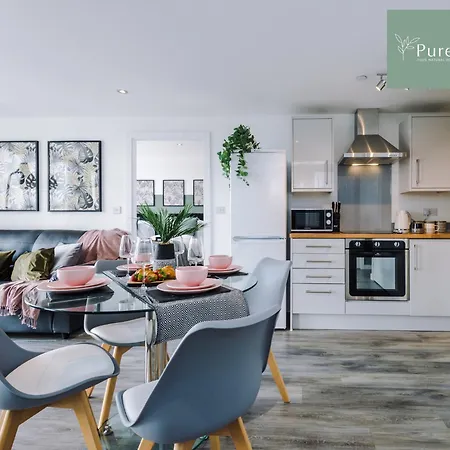 Stunning Two Bed By Purestay Short Lets & Serviced With Free Parking & Wifi Apartment