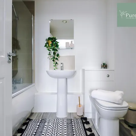 Stunning Two Bed By Purestay Short Lets & Serviced With Free Parking & Wifi Apartment *