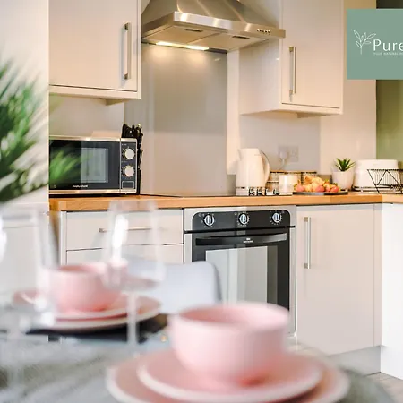 Apartment Stunning Two Bed By Purestay Short Lets & Serviced With Free Parking & Wifi *