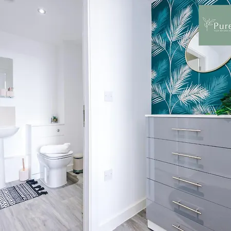 Stunning Two Bed By Purestay Short Lets & Serviced With Free Parking & Wifi Apartment *