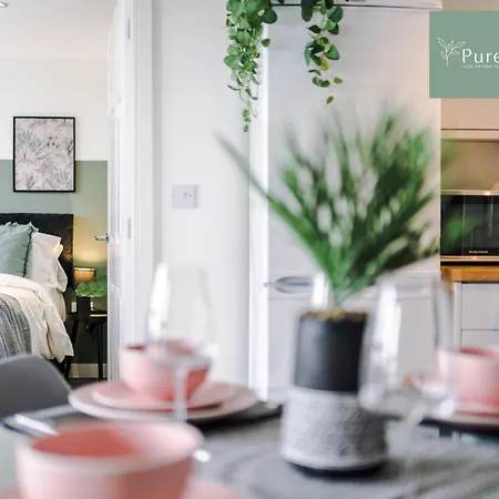Apartment Stunning Two Bed By Purestay Short Lets & Serviced With Free Parking & Wifi *